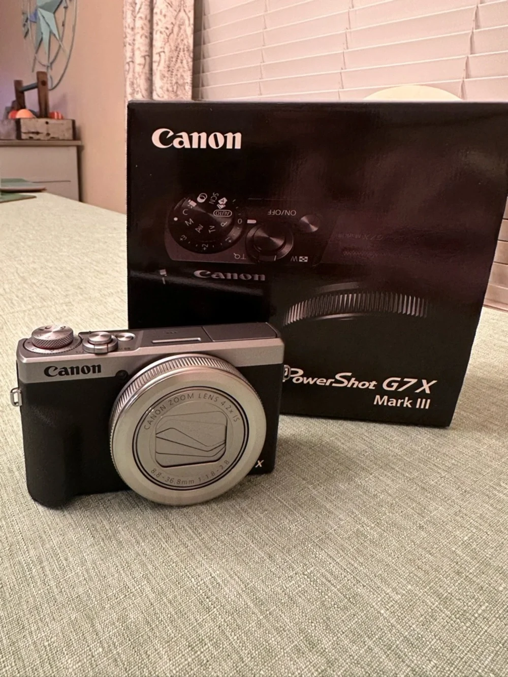 Canon G7 X Compact Digital Camera in Black and Silver with Pop-Up Flash